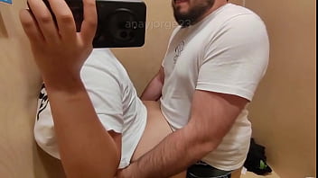 Mi novio me la mete en un vestuario sin que nadie se entere