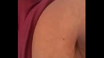 Introduzindo meu dedo no umbigo