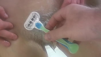Shaving my wet pussy for you while bathing