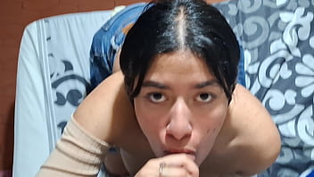 Novia dando una mamada quiere la lechita en su cara