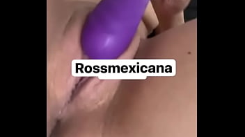 Que rico se mete su dildo pensando que es una verga rica y calientita