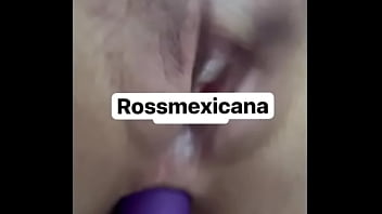 Que Rico Se Mete Su Dildo Pensando Que Es Una Verga Rica Y Calientita thumbnail