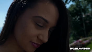 Ninfetinha aproveitando o dia ensolarado e fodendo gostoso