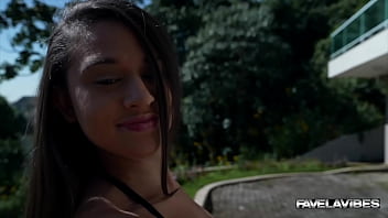 Ninfetinha aproveitando o dia ensolarado e fodendo gostoso