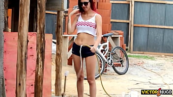 Pedreiro de sorte fodendo mulher ruiva na obra