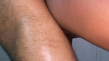 Estoy en casa y llega mi hijastro y a ver que me estoy duchando estra y me folla