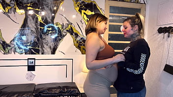 A mulher grávida do bluezao venho na minha casa falando que o filho era do meu marido não aguentei ve aqueles peitos giantes cheio de elites fodi ela gostoso realizei meu fetiche