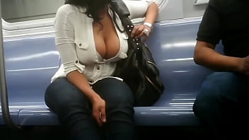 Tettona le mostra in pubblico