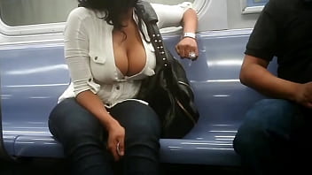 Tettona le mostra in pubblico