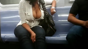 Tettona le mostra in pubblico