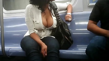 Tettona le mostra in pubblico