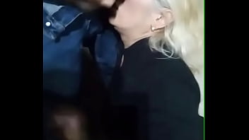 Estava caminhando pela praia de madrugada encontrei dois machos chupei os paus deles e tomei leitinho