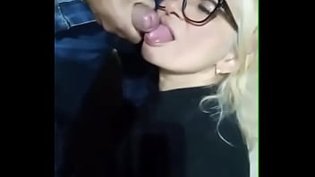 Estava caminhando pela praia de madrugada encontrei dois machos chupei os paus deles e tomei leitinho