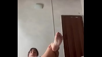 Selene volvió más cachonda que siempre y quiere tener un orgasmo