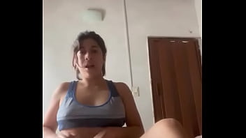 Selene volvió más cachonda que siempre y quiere tener un orgasmo