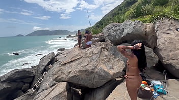 Vazou na net grupo de jovens ficam pelados na praia e fazem sexo em público