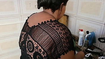 Uma grande foda na madrasta na cozinha e muita gozada na cara Uma grande foda na madrasta na cozinha e muita gozada na cara