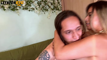 Mi hermanastra me pide que le enseñe como conquistar a un hombre y le enseño como follar