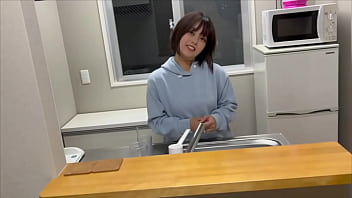 「太いちんちんで今挿れて…気持ちよくなりたいの。」2週間ぶりの彼女とえっちで我慢できずにキッチンでsexするカップル。