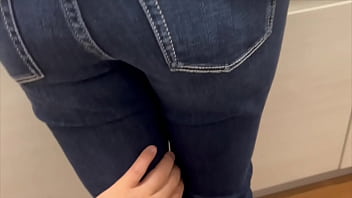 「太いちんちんで今挿れて…気持ちよくなりたいの。」2週間ぶりの彼女とえっちで我慢できずにキッチンでsexするカップル。