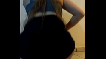 Sophi sem calcinha de sainha