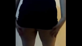 Sophi sem calcinha de sainha