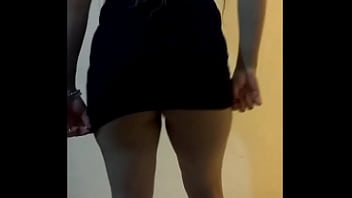 Sophi sem calcinha de sainha