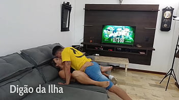 Fiz a mulher do meu amigo gozar de quatro no meu pau