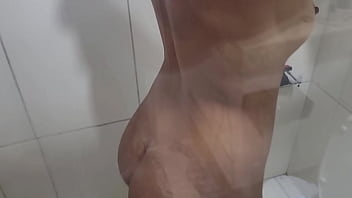 Comi a vizinha no banheiro dela e depois fomos pra minha casa