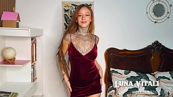 Joi sua latina tatuada chegou em casa cheia de tesão "o que você vai fazer comigo "