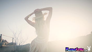 Smoking hot pornstar blondie presenting a sensual striptease