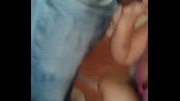 O cara veio arrumar o chuveiro e ganhou uma mamada e eu um banho de porra