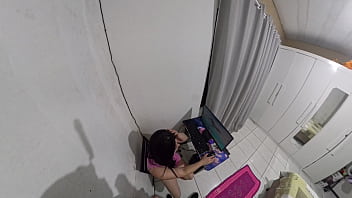 Dona de casa paga técnico com a bunda enquanto marido esta fora