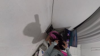 Dona de casa paga técnico com a bunda enquanto marido esta fora