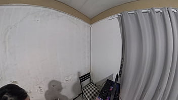 Dona de casa paga técnico com a bunda enquanto marido esta fora