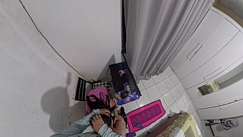 Dona de casa paga técnico com a bunda enquanto marido esta fora