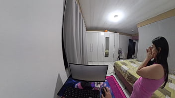 Dona de casa paga técnico com a bunda enquanto marido esta fora