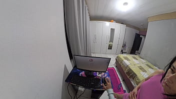 Dona de casa paga técnico com a bunda enquanto marido esta fora