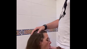 Dans les toilette public d'un resto chuuuut p