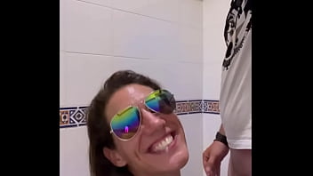 Dans les toilette public d'un resto chuuuut p