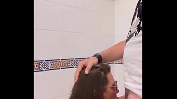 Dans les toilette public d'un resto chuuuut p