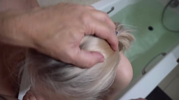 Step daughter taking a bath and sucking dick