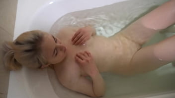 Step daughter taking a bath and sucking dick