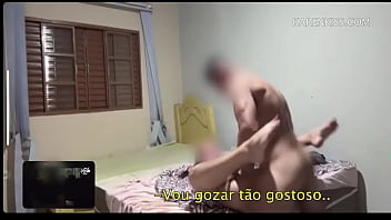 O corno no carro batendo punheta e o macho soltando todo sua porra dentro e no final ele pediu pra ver mas não deixei