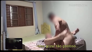 O corno no carro batendo punheta e o macho soltando todo sua porra dentro e no final ele pediu pra ver mas não deixei