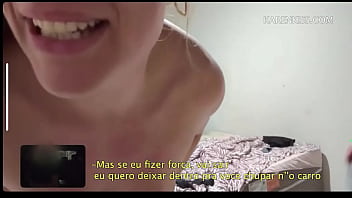 O corno no carro batendo punheta e o macho soltando todo sua porra dentro e no final ele pediu pra ver mas não deixei