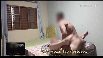 O corno no carro batendo punheta e o macho soltando todo sua porra dentro e no final ele pediu pra ver mas não deixei