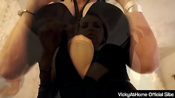 Insatiable cougar vicky vette rubs her hairy snatch in the hotel room