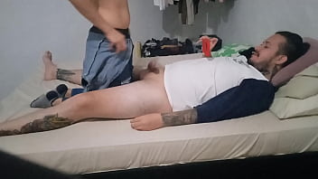 Desperté en la cama de una nena caliente y ella me dejó follar sus agujeros apretados