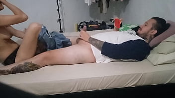 Desperté en la cama de una nena caliente y ella me dejó follar sus agujeros apretados